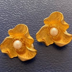 Vintage 80’s “Pearl” Pansy earrings